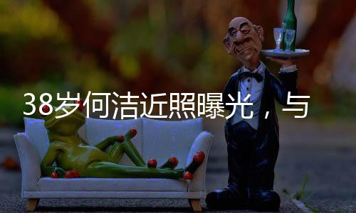 在用餐的照曝重时候笑容满面